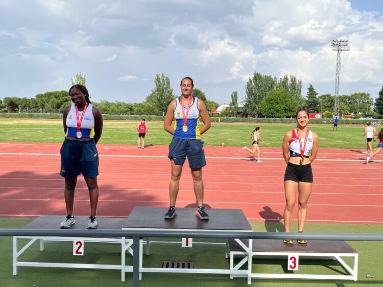 Dos bronces para Victoria Briso en el Campeonato Autonómico Absoluto 1 Victoria Briso (derecha) posa en el podio.