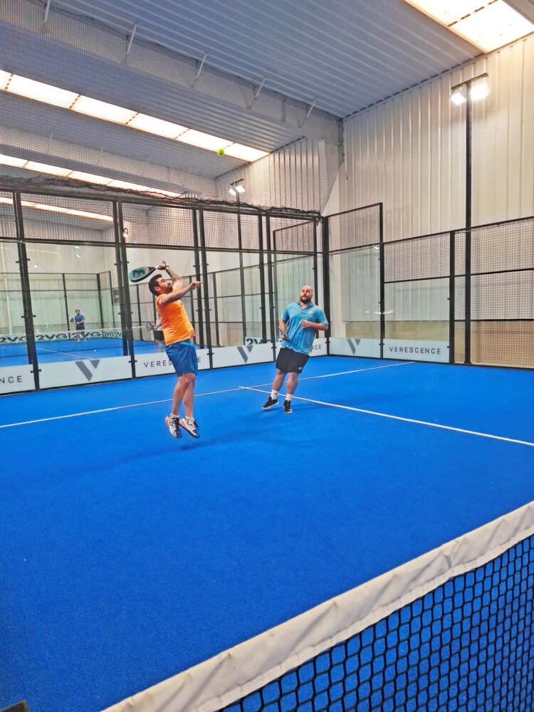 Éxito total en el torneo solidario de pádel organizado por Verescence 1 Uno de los partidos del torneo solidario de Verescence (FOTO: MARÍA IBÁÑEZ).