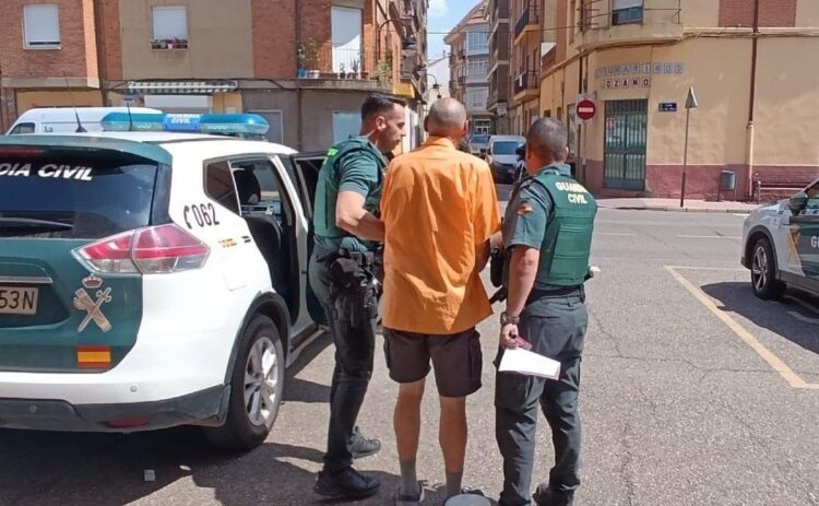 Detención del sujeto que entró en una casa e intentó apuñalar a su morador.