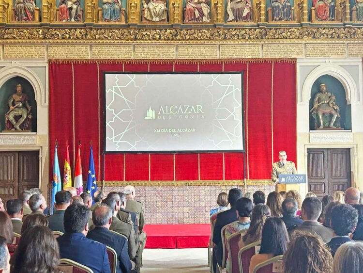 La celebración del Día del Alcázar honra a cuantos han contribuido al esplendor de la fortaleza 1 Momento de la celebración del acto en la Sala de Reyes.