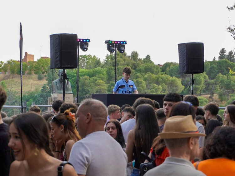 La Feria de Día y los conciertos del CIDE abren el programa de las fiestas de San Juan y San Pedro 1 Una de las actuaciones en el Paseo del Salón, en la Feria de Día de Segovia. / HÉCTOR CRIADO