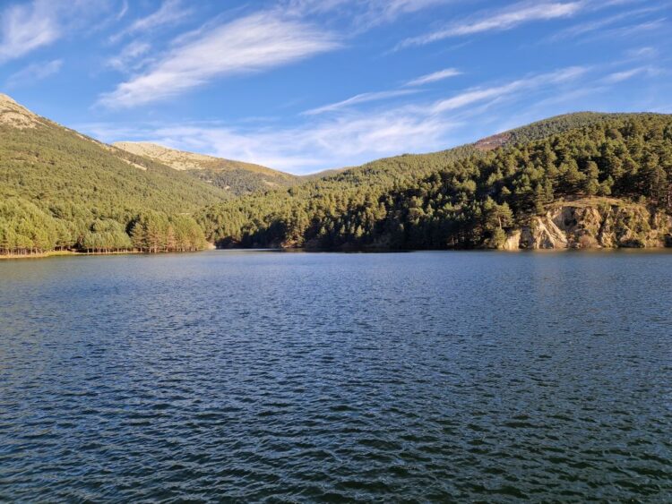 El Espinar exige a la Confederación paralizar la segunda fase de vaciado de El Tejo 1 Foto de archivo. Vista del embalse del Tejo, en El Espinar. / E.A.