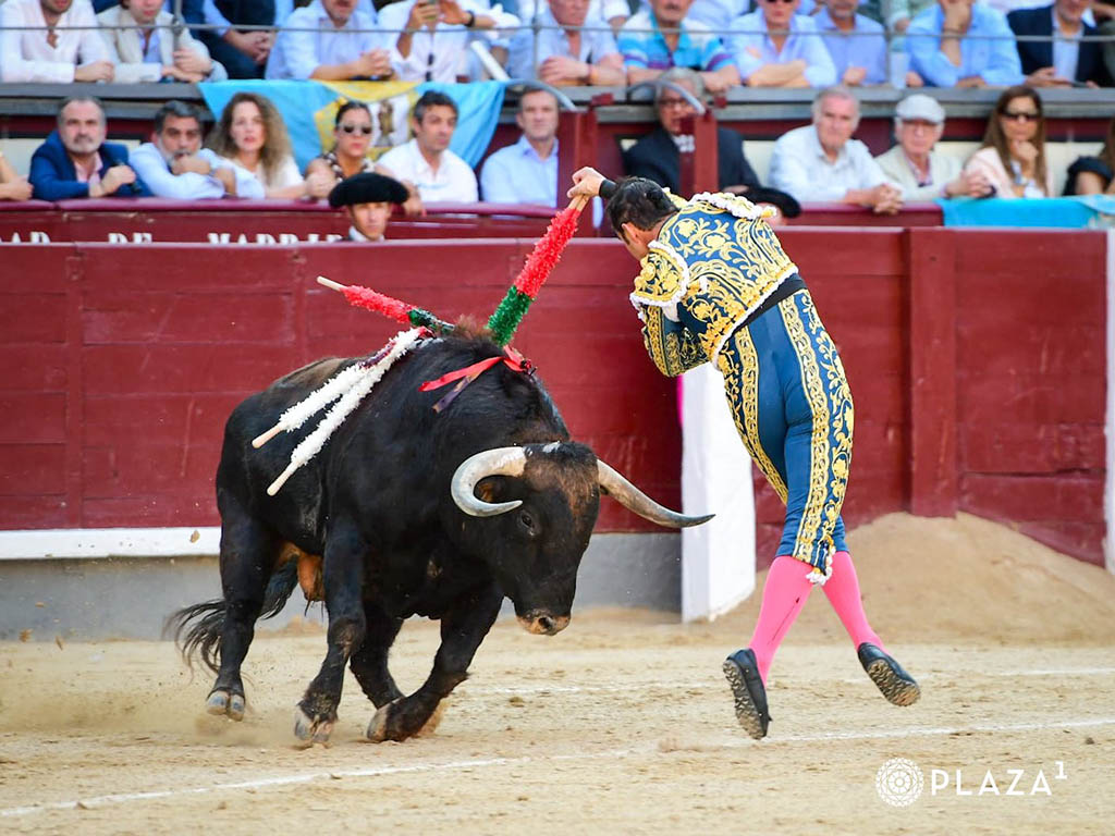 Par de banderillas al violín de David Fandila 'El Fandi'. / PLAZA 1