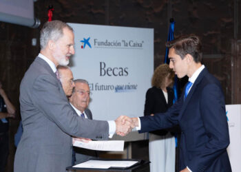 El rey Felipe VI entrega la beca al segoviano Antonio Tabanera. / FUNDACIÓN LA CAIXA