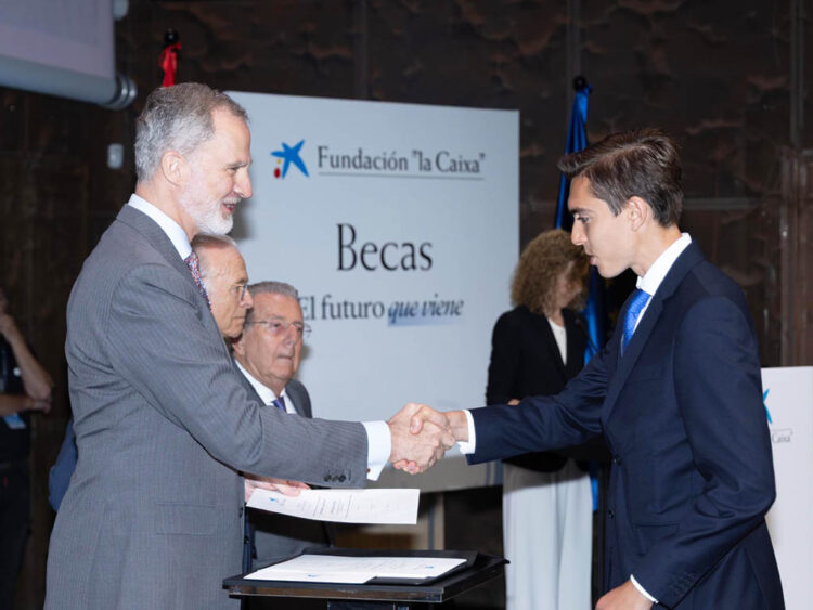 El rey Felipe VI entrega la beca al segoviano Antonio Tabanera. / FUNDACIÓN LA CAIXA