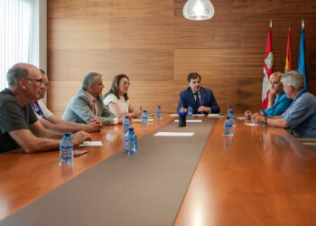 Encuentro, esta tarde, entre los trabajadores de Azucarera, el Presidente de la Junta y las Consejeras de Industria y de Agricultura.