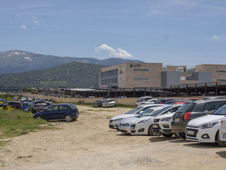 Aparcamientos junto a la estación de AVE de Segovia. / KAMARERO