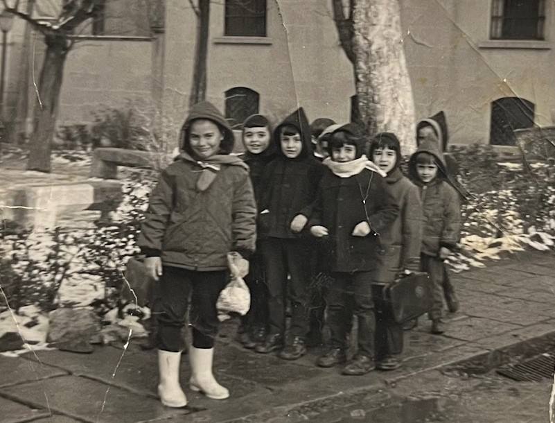 Fila hacia el colegio.