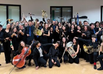 Los componentes de la BTS y su director, Pablo Valverde, “poniendo orden” en una simpática fotografía en el Conservatorio.