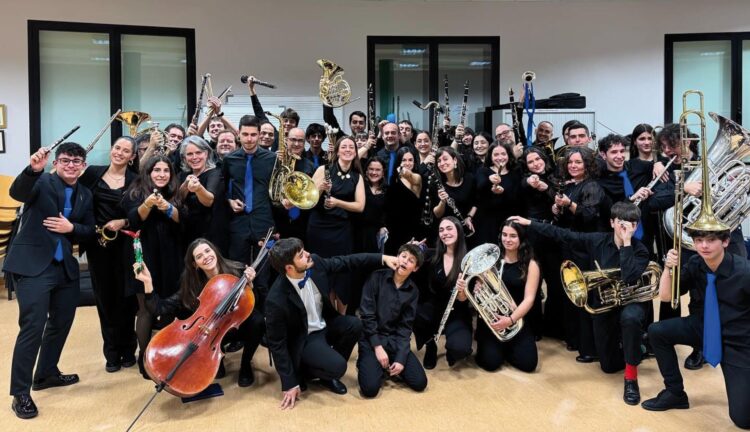 Los componentes de la BTS y su director, Pablo Valverde, “poniendo orden” en una simpática fotografía en el Conservatorio.