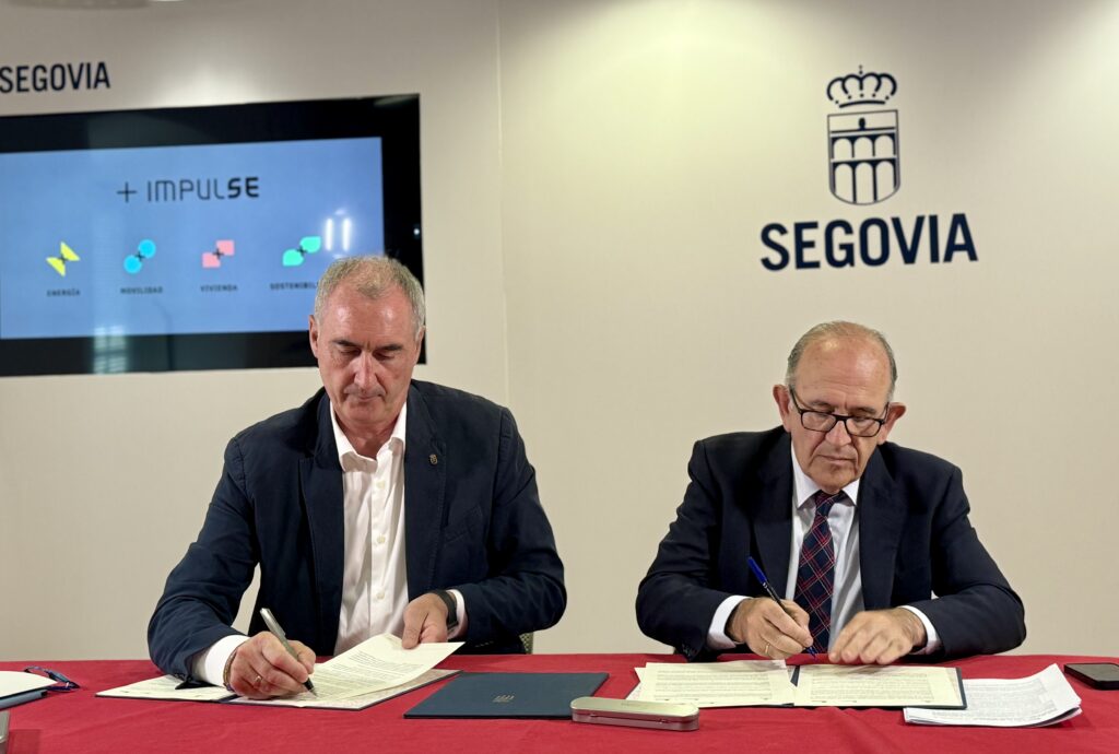 José Mazarías, alcalde de Segovia y José Manuel Jiménez, durante la firma del acuerdo. / AYUNTAMIENTO