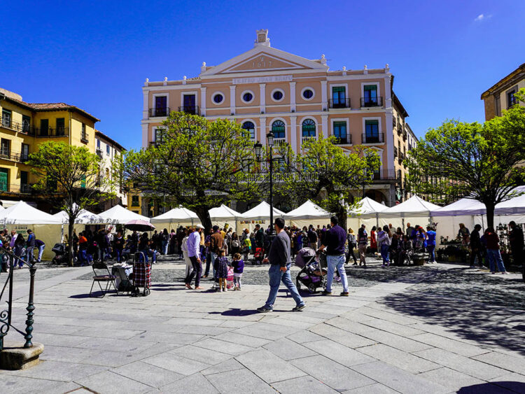 La Plaza Mayor acogerá el sábado la segunda feria del comercio segoviano 1 Stands instalados en la plaza Mayor de Segovia. / HÉCTOR CRIADO