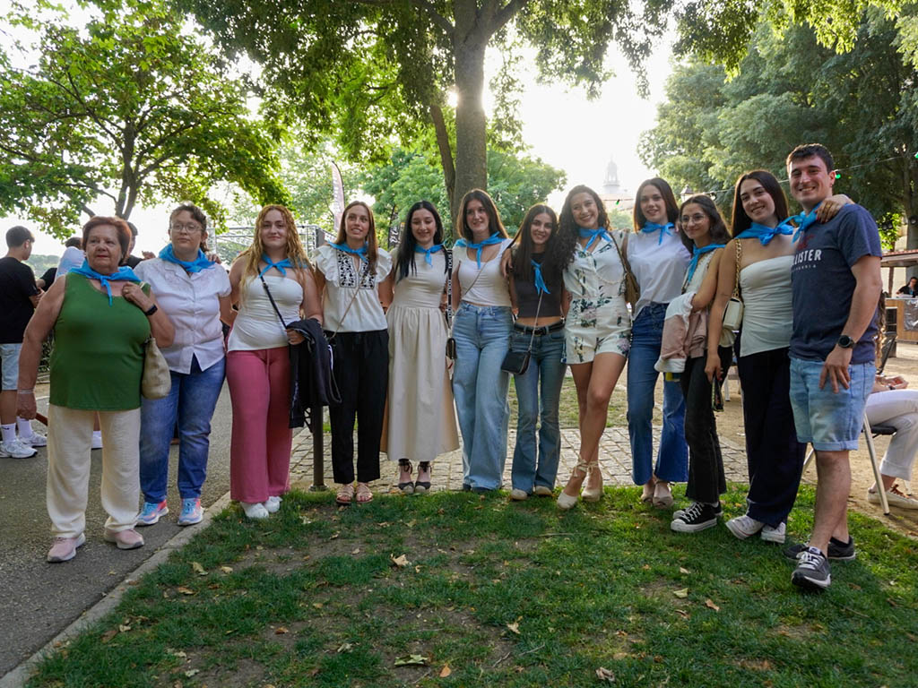 La Feria de Día y los conciertos del CIDE abren el programa de las fiestas de San Juan y San Pedro 4 Representantes de los barrios en la Feria de Día. / HÉCTOR CRIADO