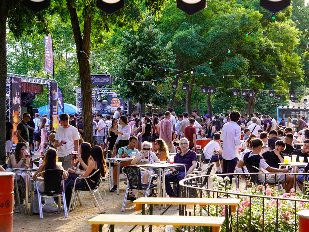La Feria de Día y los conciertos del CIDE abren el programa de las fiestas de San Juan y San Pedro 3 Feria de Día en el paseo del Salón. / HÉCTOR CRIADO
