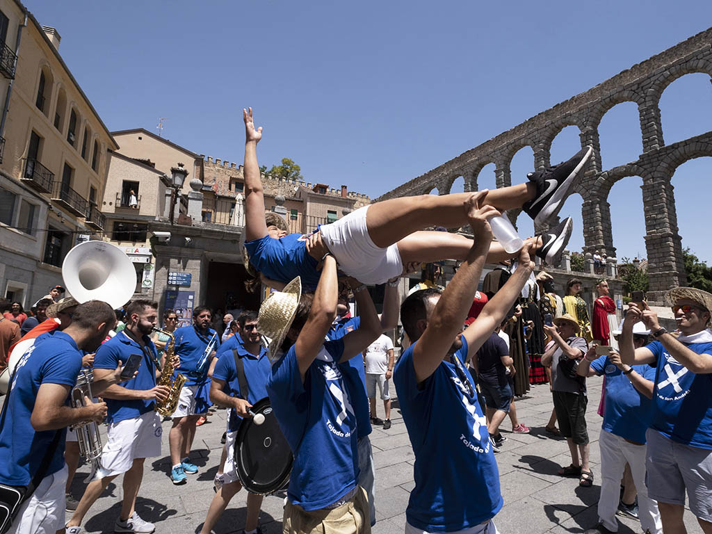 El periodista deportivo Alfredo Martínez será el pregonero de las fiestas de Segovia 2 Gigantes y Cabezudos, con la Charanga Chicuelina, durante la Tajada de San Andrés. / KAMARERO