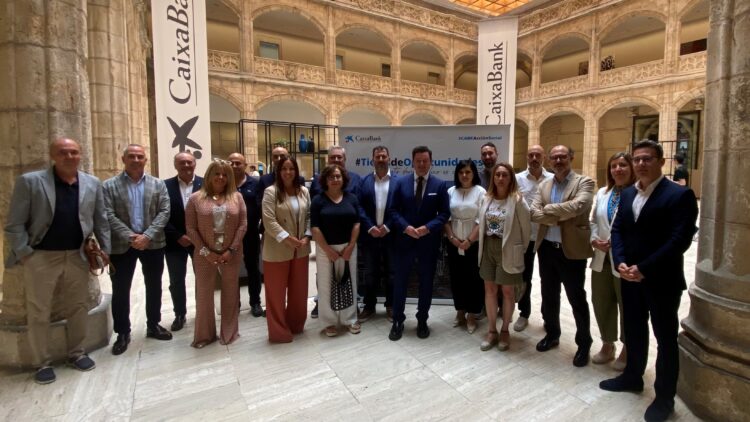 Caixabank impulsa el emprendimiento rural con la firma de convenios con nueve GAL 1 El Director territorial de la entidad con representantes de los Grupos de Acción Local.