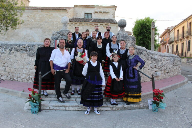 Presentación del grupo de baile tradicional ‘La Churrería’ en Fuentepiñel 1 Grupo de baile tradicional ‘La Churrería’.