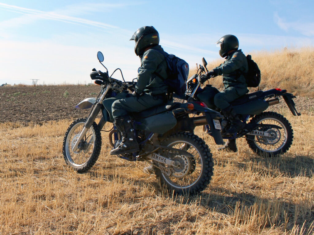 El Seprona atendió el pasado año en Segovia más de un millar de faltas por incumplir la normativa 2 Dos agentes del Seprona de servicio. /E.A.