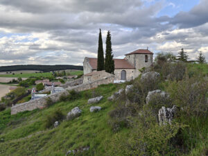 La Iglesia de Santo Tomás Apóstol, en Castroserracín, es románica con modificaciones de carácter gótico.