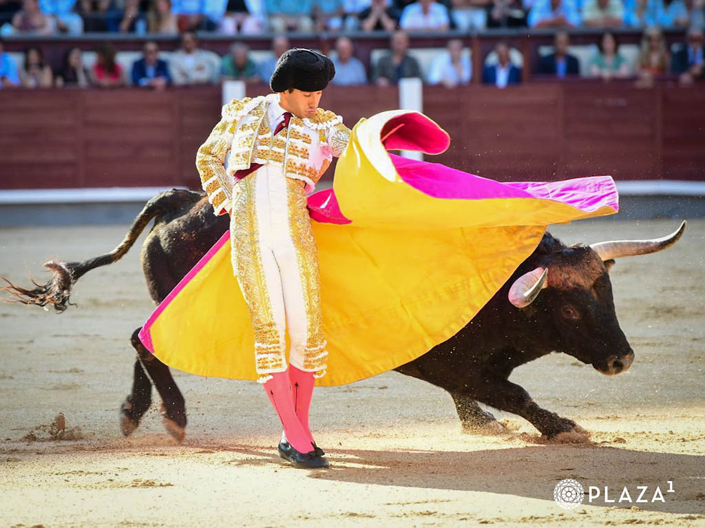 Ismael Martín ejecuta el quite de oro al toro de su confirmación en Las Ventas. / PLAZA 1