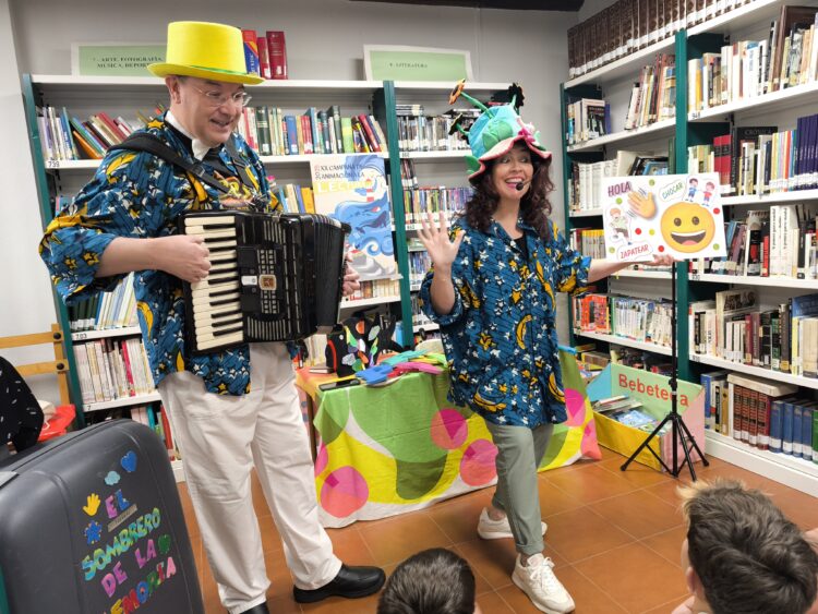 Actuación de ‘El sombrero de la memoria’ / JUAN CRUZ