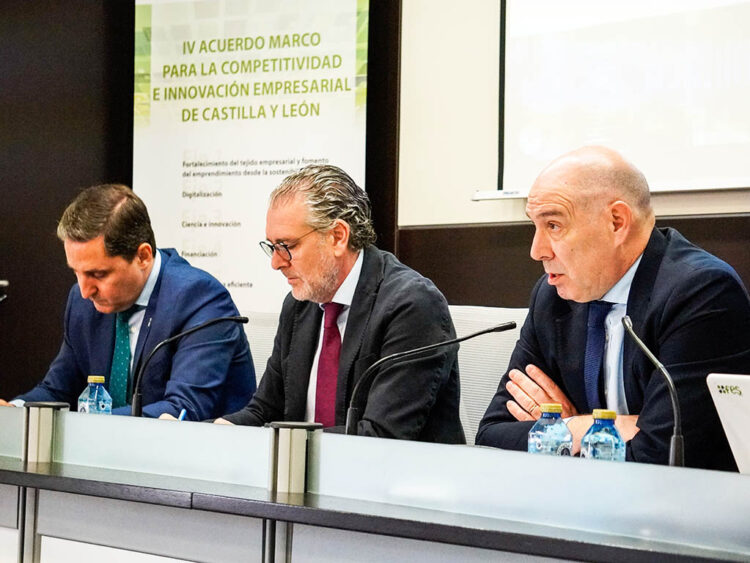 José María Chaparro, Andrés Ortega y Carlos Martín Tobalina, en la jornada sobre aranceles de la FES. / HÉCTOR CRIADO