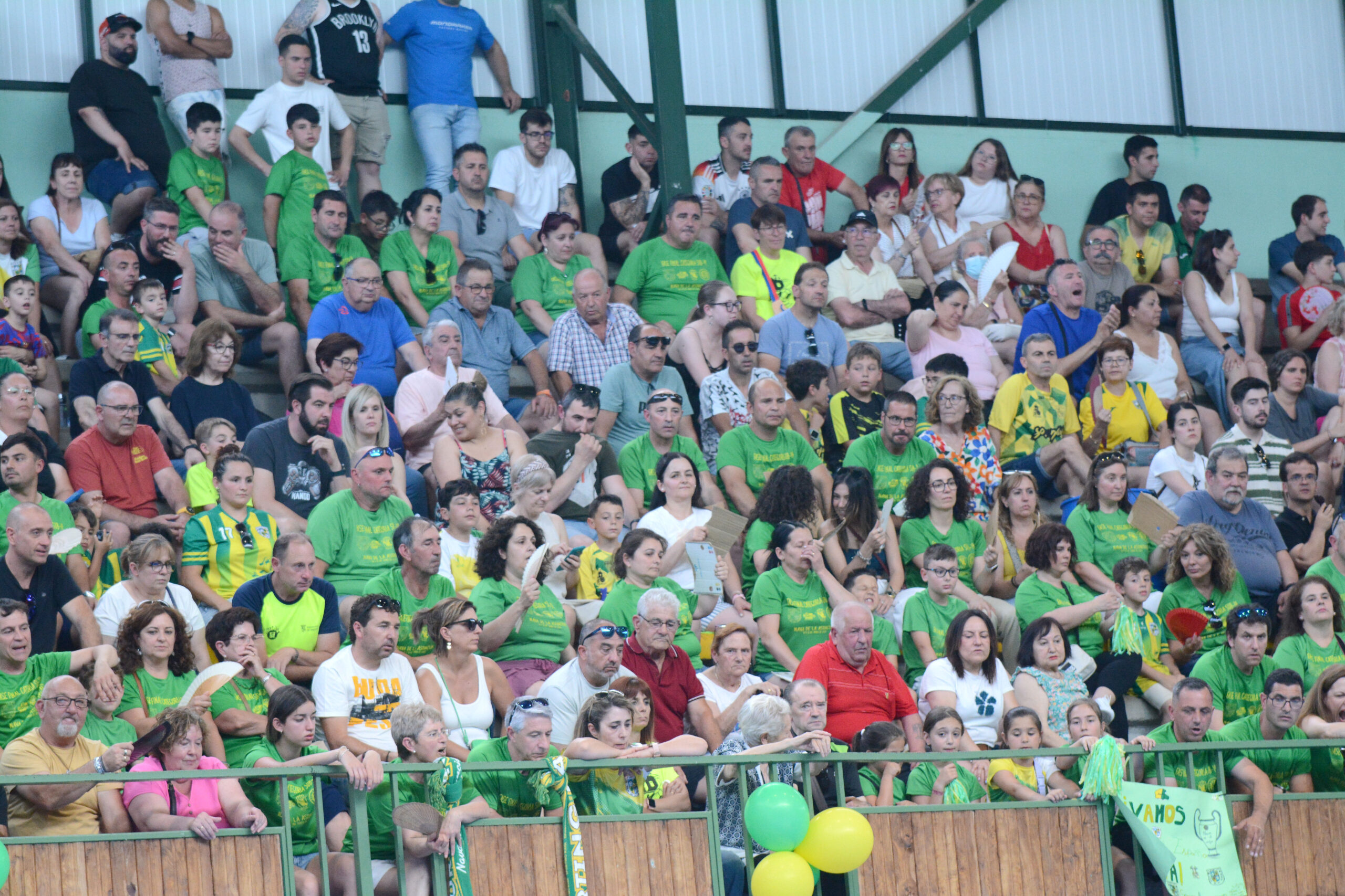 La aficion navera llenaron las gradas del Fronton scaled
