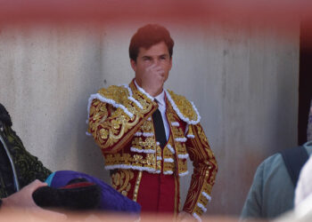 El torero sevillano Daniel Luque, en el patio de cuadrillas de la Plaza de Toros de Segovia. / ALEJANDRO MARTÍN