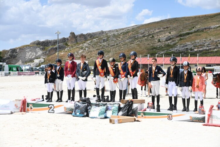 Jóvenes promesas del deporte ecuestre brillan en Segovia 1 Ganadores de distintas categorías en el Campeonato de España de ponis celebrado en el Centro Ecuestre de Castilla y León, en Segovia./FHCYL