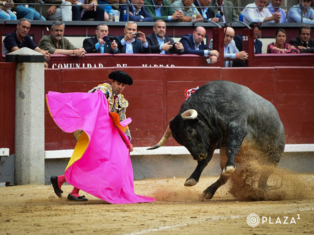 Escolar pone la casta a San Isidro 4 Recibo capotero de Miguel de Pablo. / PLAZA 1