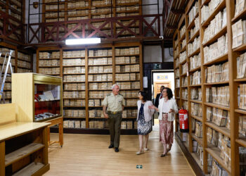 La ministra de Defensa, Margarita Robles, visita el Archivo Militar del Alcázar. / RUBÉN SOMONTE - MDE