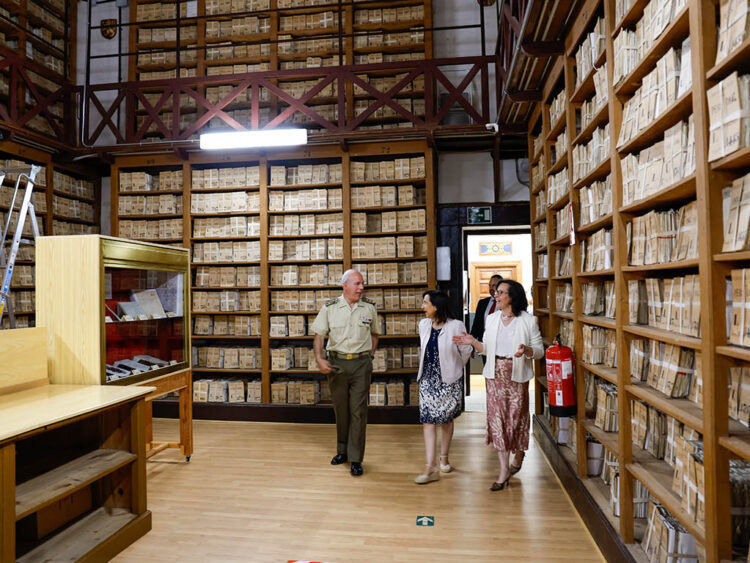 El archivo militar más antiguo de España recibe la visita de la ministra de Defensa 1 La ministra de Defensa, Margarita Robles, visita el Archivo Militar del Alcázar. / RUBÉN SOMONTE - MDE