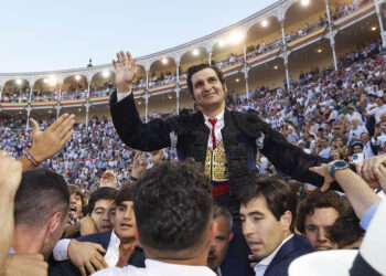 Morante de la Puebla sale en hombros por la Puerta Grande de Las Ventas de Madrid, junto a miles de aficionados. / EFE - JUANJO MARTÍN
