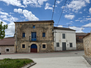 En Navares de las Cuevas hallamos edificios de arquitectura típica segoviana.