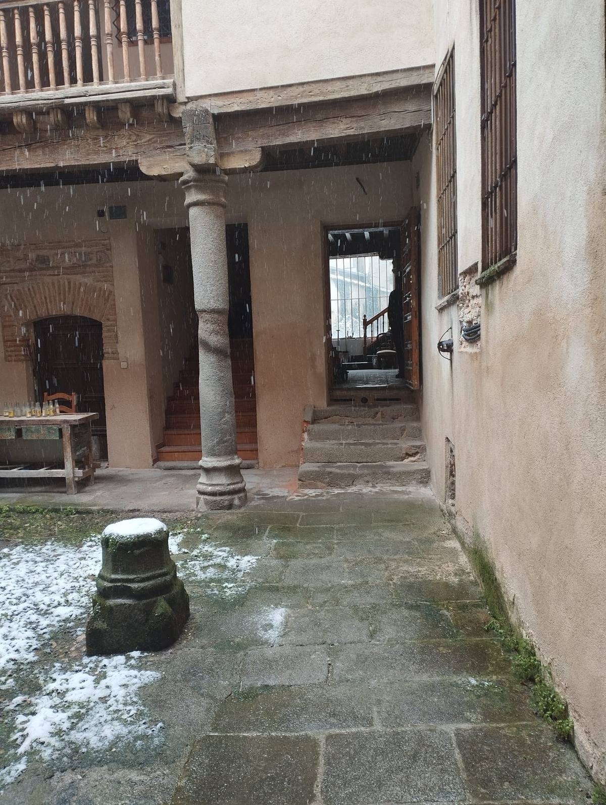 Patio de acceso al colegio.