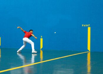 Pelotari golpeando la bola en el frontón Segovia./E.A.