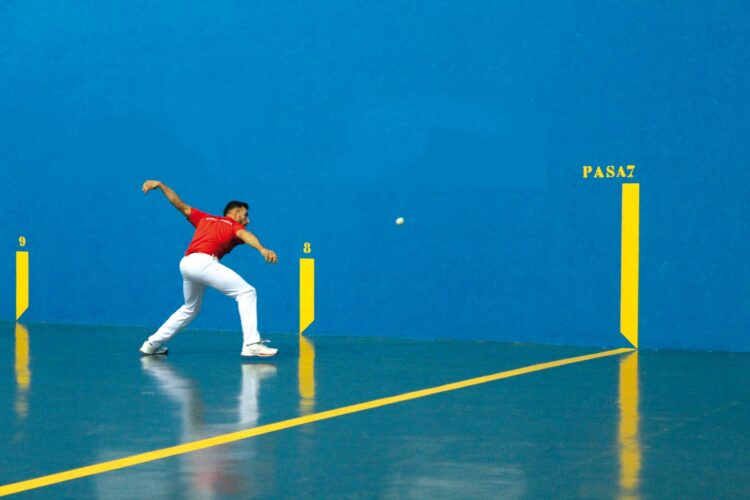 Boxeo, rugby, pelota hípica, fútbol, ciclismo... 1 Pelotari golpeando la bola en el frontón Segovia./E.A.