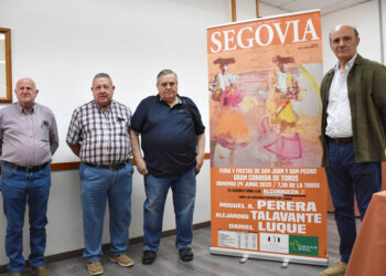 Pablo Lozano (derecha) presenta el cartel de toros de Segovia, junto a representantes de la Peña 'El Espontáneo'. / A.M.