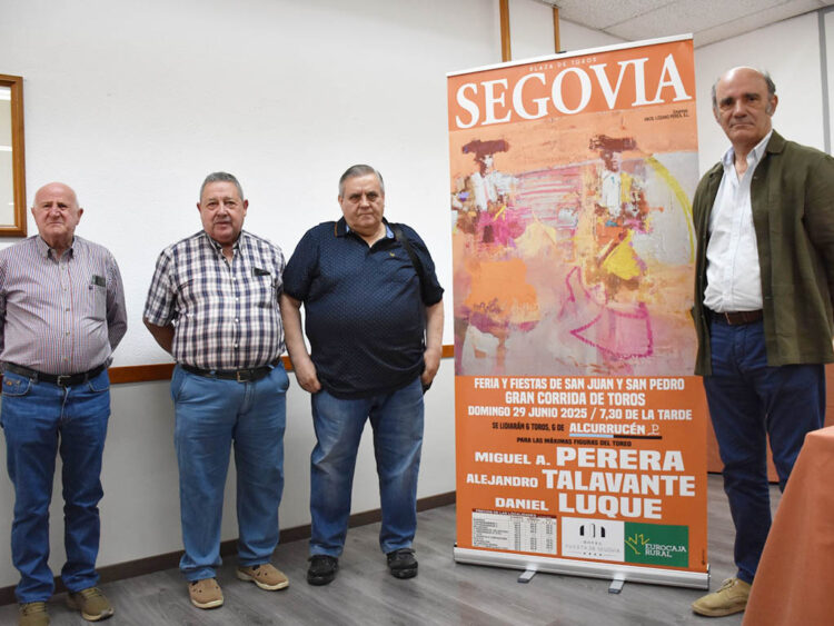 Pablo Lozano (derecha) presenta el cartel de toros de Segovia, junto a representantes de la Peña 'El Espontáneo'. / A.M.