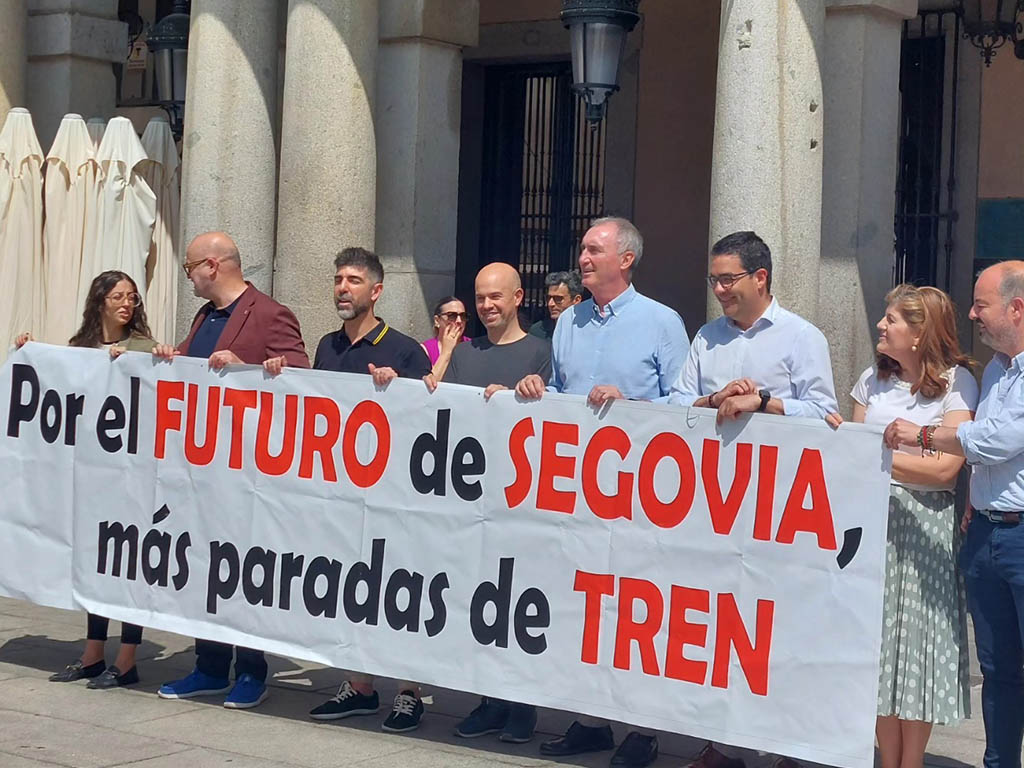 Caballero alardea de la "reducción" de paradas de AVE en Castilla y León para favorecer a Vigo 2 Paro general en la plaza Mayor como protesta ante la supresión de paradas de AVE. / AYUNTAMIENTO DE SEGOVIA