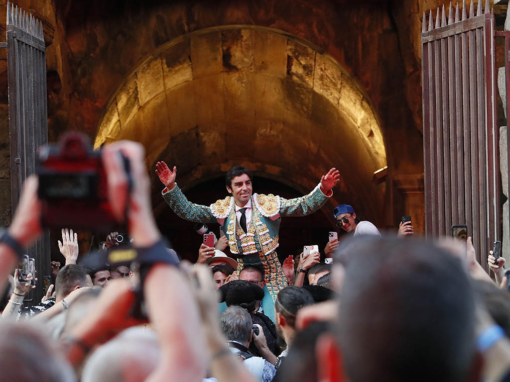 Perera: "La ilusión es el motor para seguir año tras año al más alto nivel" 3 Perera, saliendo en hombros por la Puerta de los Cónsules de Nîmes (Francia). / MIGUEL LÓPEZ