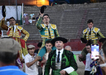 Miguel Ángel Perera, Alejandro Talavante y Daniel Luque salen en hombros de la Plaza de Toros de Segovia. / A.M.