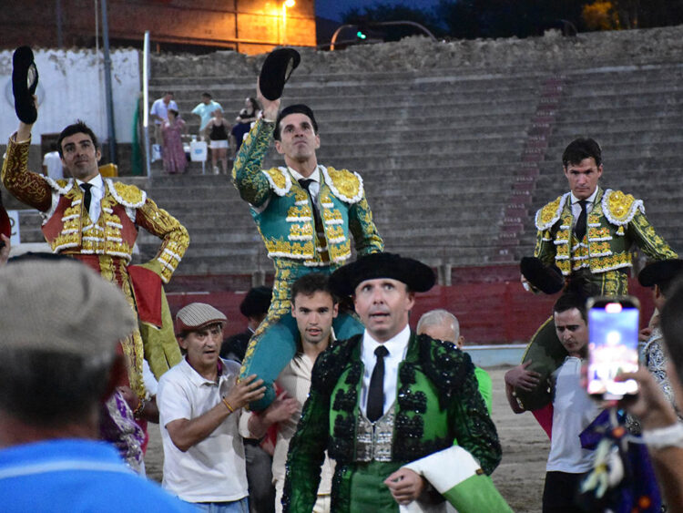 Triple Puerta Grande en Segovia como reminiscencia a Manolo Lozano 1 Miguel Ángel Perera, Alejandro Talavante y Daniel Luque salen en hombros de la Plaza de Toros de Segovia. / A.M.