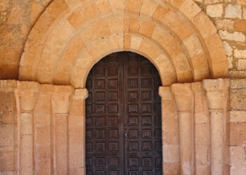 Portada de acceso a la Iglesia de San Juan Bautista, en Mazagatos.