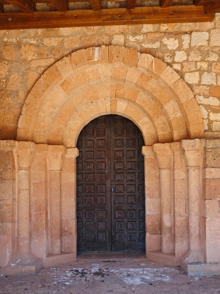 Portada de acceso a la Iglesia de San Juan Bautista, en Mazagatos.