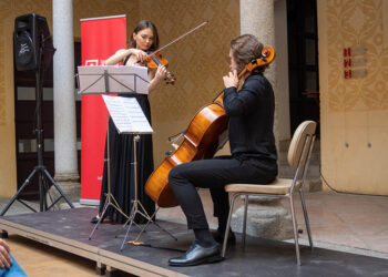 Actuación de la violinista Weronika Bagniewska y el violonchelista Ignacy Krzemiński-Iwan, durante la presentación del 'Jardín de los sentidos' en el Palacio Quintanar de Segovia. / HÉCTOR CRIADO