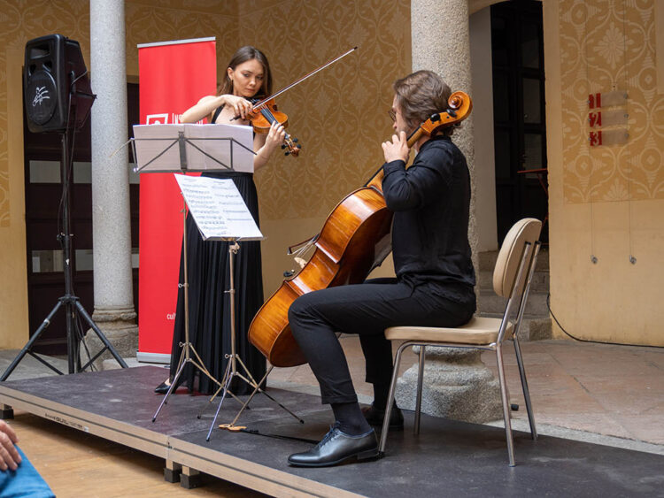 'El Jardín de los sentidos' ofrece más de 40 actuaciones de diversos estilos musicales 1 Actuación de la violinista Weronika Bagniewska y el violonchelista Ignacy Krzemiński-Iwan, durante la presentación del 'Jardín de los sentidos' en el Palacio Quintanar de Segovia. / HÉCTOR CRIADO