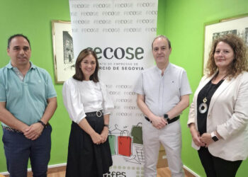 Presidente entrante y saliente con otros representantes de la FES y FECOSE