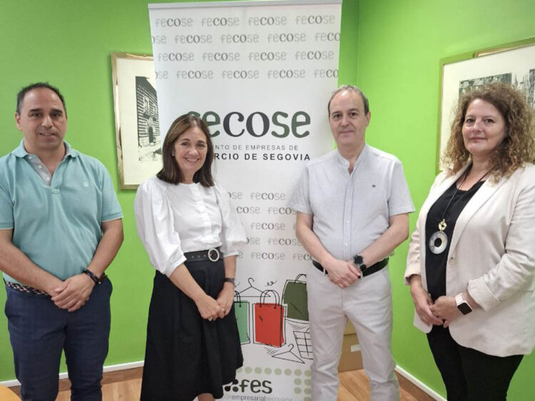 Presidente entrante y saliente con otros representantes de la FES y FECOSE