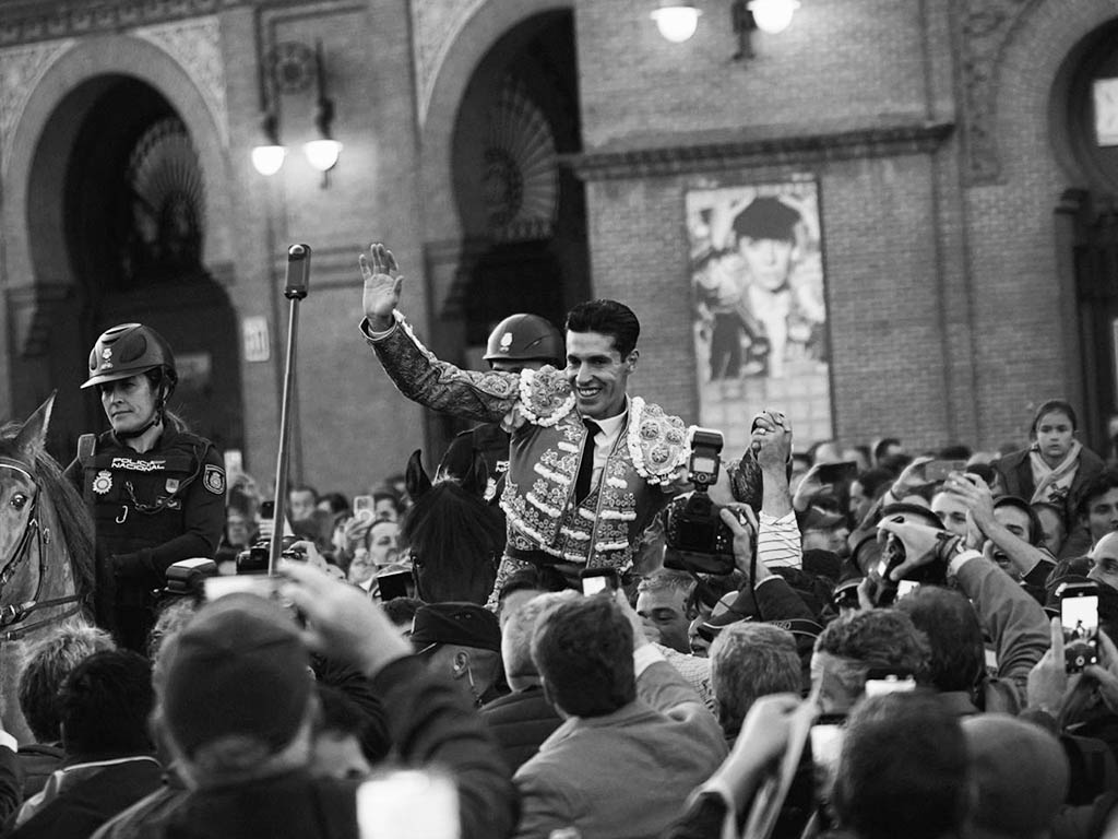 Talavante, maestro de la improvisación 2 Talavante sale en hombros por la Puerta Grande de Madrid. / ÁNGEL PAVÓN